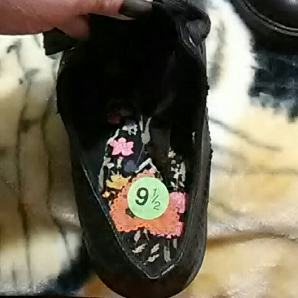 Shoe - Picture 3 of 4